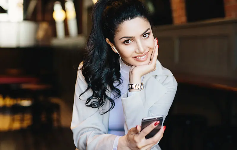 mulher feliz em usar o ikropp no celular